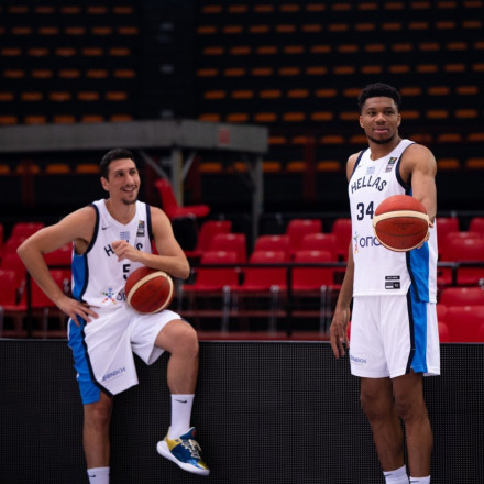 Η σφαλιάρα του Γιάννη Αντετοκούνμπο σε Λαρεντζάκη και η αντίδραση του Εβάν Φουρνιέ