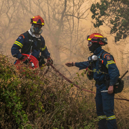 Υπό μερικό έλεγχο η φωτιά στην Εύβοια