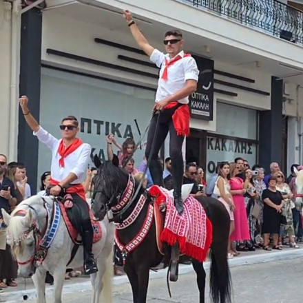 Σιάτιστα: Το έθιμο των καβαλάρηδων ανήμερα του Δεκαπενταύγουστου που καλπάζει στους αιώνες