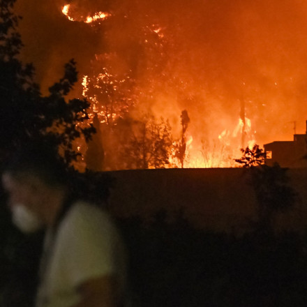 Νύχτα αγωνίας σε Αχαΐα, Ζάκυνθο, Χίο - Εκκενώσεις από στεριά και θάλασσα - Ο χάρτης με τις φωτιές