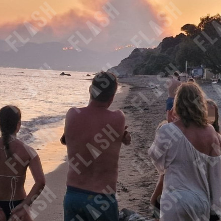 «Κόκκινος» συναγερμός στη Ζάκυνθο: Μαίνεται το πύρινο μέτωπο - Αγωνιούν κάτοικοι και τουρίστες