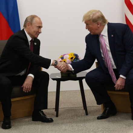 Μόνοι σε ένα δωμάτιο με τους διερμηνείς τους: Οι λεπτομέρειες της κρίσιμης συνάντησης Τραμπ, Πούτιν