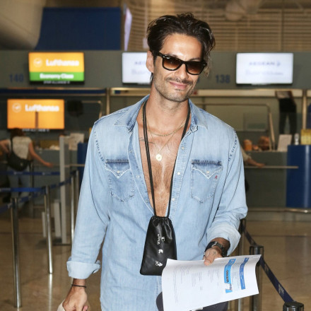 Γιώργος Καράβας: Με total denim look και… γυμνασμένο στήθος αναχώρησε για το «Exathlon»