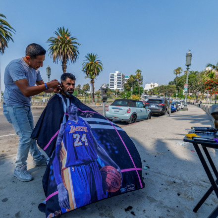 Από τις εξαρτήσεις στην προσφορά: Ένας πρώην τοξικομανής κουρεύει άστεγους στο Λος Άντζελες