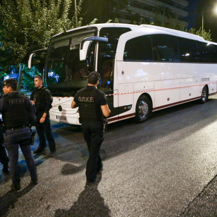 Θεσσαλονίκη: Ανήλικοι πέταξαν πέτρες σε τουριστικό λεωφορείο - 3 τραυματίες, στο νοσοκομείο ο οδηγός