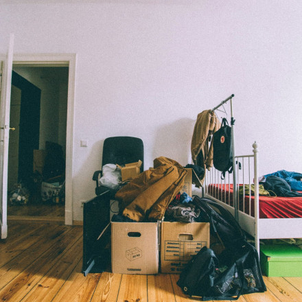 Με μια βαλίτσα στο χέρι: Ποιοι Ευρωπαίοι θέλουν να μετακομίσουν επειγόντως – Τι λένε οι Έλληνες