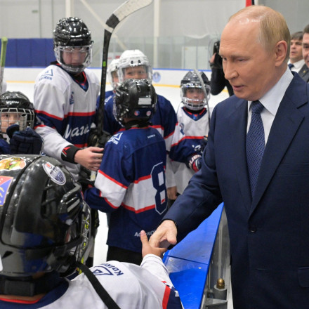 Για… χόκεϊ ο Πούτιν λίγο πριν την κρίσιμη συνάντηση - Ο Τραμπ θα τον υποδεχτεί στην Αλάσκα