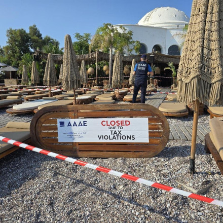 ΑΑΔΕ: «Λουκέτο» και πρόστιμο 10.500 ευρώ σε γνωστό beach restaurant στην Ρόδο για αποδείξεις