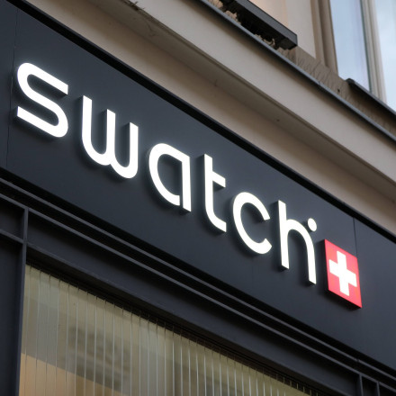 Κατακραυγή για την Swatch: Η ρατσιστική διαφήμιση με μοντέλο που «κάνει τον Κινέζο» και η συγγνώμη