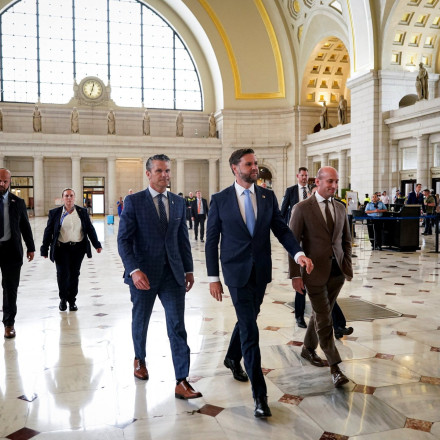 Ουάσιγκτον: Άγριο γιουχάρισμα στον Τζέι Ντι Βανς ενώ... μοίραζε μπέργκερ σε εθνοφρουρούς - Βίντεο