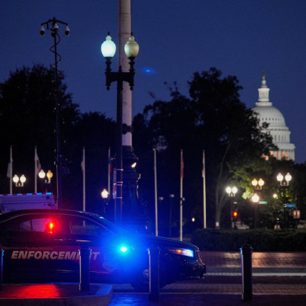 Σε κατάσταση «πολιορκίας» η Ουάσιγκτον: Πρωτόγνωρες οι κινήσεις Τραμπ – Τα στοιχεία τον διαψεύδουν