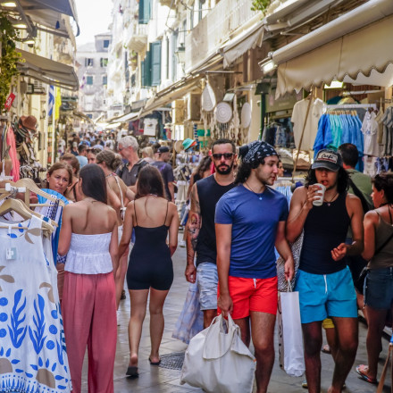 Είκοσι ευρώ οι μελιτζάνες, δεκαπέντε οι ξαπλώστρες (το σετ)