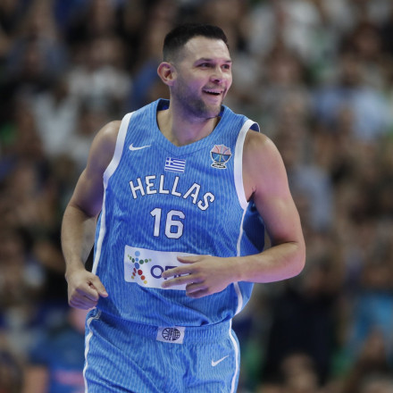 Με οδηγό την άμυνα η Ελλάδα «λύγισε» την Ιταλία (76-74) στο φινάλε του «Ακρόπολις»