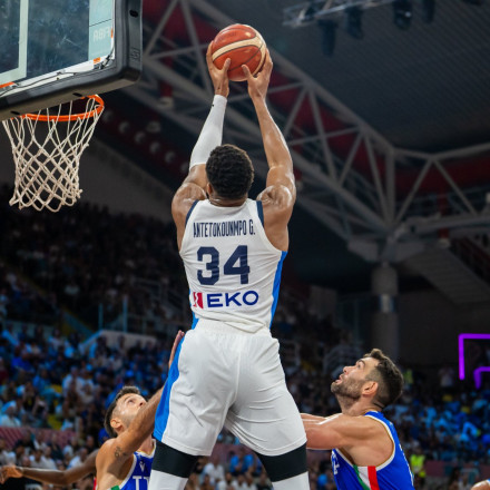 Ελλάδα - Ιταλία 75-66: Πρεμιέρα στο EuroBasket με το... δεξί και πρωταγωνιστή τον «Greek Freak»