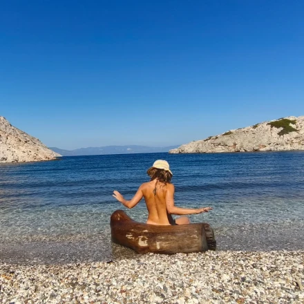Έλλη Τρίγγου: Γυμνή στη θάλασσα