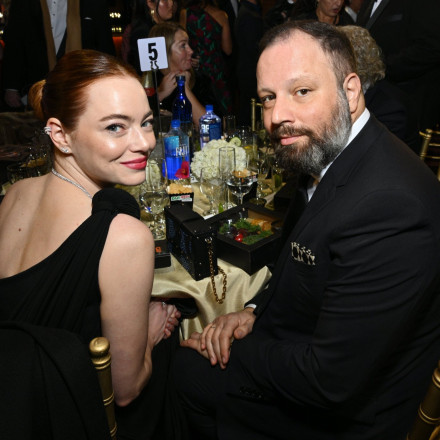 Λάνθιμος: Η Έμα Στόουν με ξυρισμένο κεφάλι και μέλι να στάζει επάνω της, στην αφίσα της «Bugonia» Λάνθιμος: Η Έμα Στόουν με ξυρισμένο κεφάλι και μέλι να στάζει επάνω της, στην αφίσα της «Bugonia»