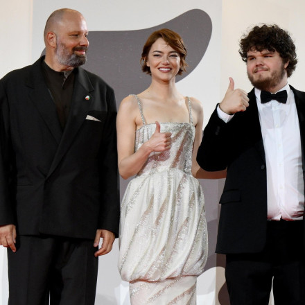 Αποθέωσαν τον Γιώργο Λάνθιμο στη Βενετία - Χειροκροτούσαν επί 7 λεπτά στην πρεμιέρα της «Bugonia» Αποθέωσαν τον Γιώργο Λάνθιμο στη Βενετία - Χειροκροτούσαν επί 7 λεπτά στην πρεμιέρα της «Bugonia»