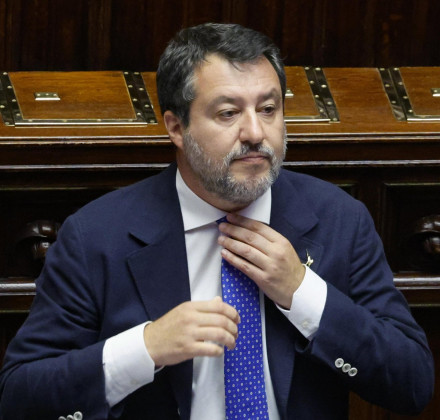 Σάλος από τη δήλωση Σαλβίνι για Μακρόν: «Να πάει αυτός στην Ουκρανία με κράνος και τουφέκι» Σάλος από τη δήλωση Σαλβίνι για Μακρόν: «Να πάει αυτός στην Ουκρανία με κράνος και τουφέκι»
