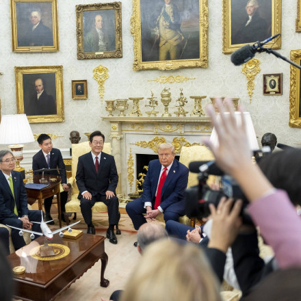 Πριν και μετά: Η ακραία... κυριαρχία χρυσού στο Οβάλ Γραφείο επί Τραμπ - Η έμπνευση από Βερσαλλίες