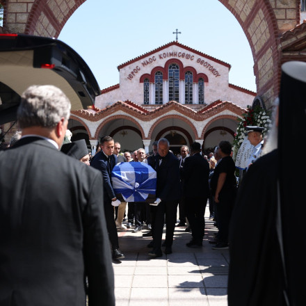 Θλίψη στην κηδεία του Απόστολου Βεσυρόπουλου - «Έφυγε το καλύτερο παιδί», είπε ο πρωθυπουργός