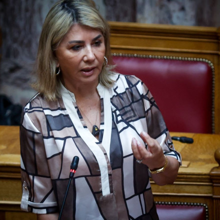 Στο νοσοκομείο με σπασμένο πόδι και γύψο η Ζέττα Μακρή - «Περαστικά μου»