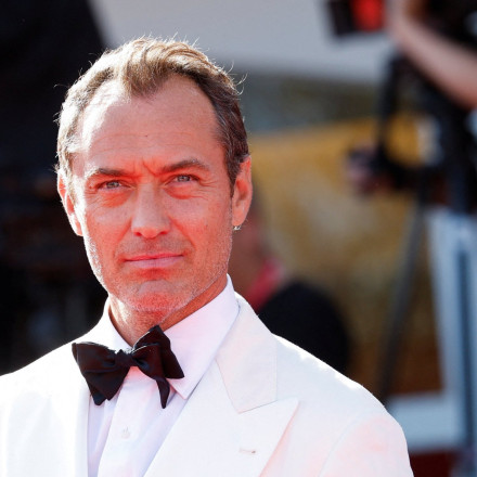 Ατύχημα… αλλά πάντα με φινέτσα: Ο Τζουντ Λο… σκοντάφτει και γίνεται viral - Βίντεο