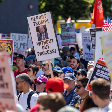 Διαδηλώσεις στο Σικάγο με φόντο τις απειλές Τραμπ για ανάπτυξη Εθνοφρουράς