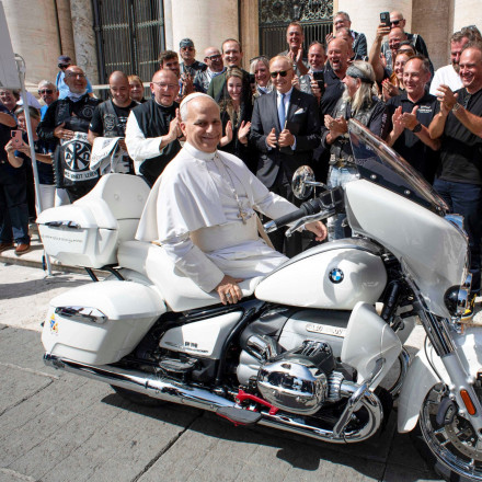 Ο Πάπας Λέων «μηχανόβιος»; Το κλικ που έγινε viral και η συμβολική κίνηση που συγκίνησε