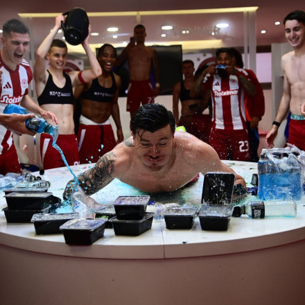 Ο Μπιανκόν σε ρόλο DJ στη Μύκονο: Ο στόπερ των «ερυθρόλευκων» σε απίθανα κέφια (video)