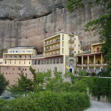 Καλάβρυτα: Χειροπέδες στον ηγούμενο της Μονής Σπηλαίου - Ήθελε να πουλήσει εικόνες για 200.000 ευρώ