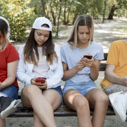 Social media κάτω των 15: Τι αλλάζει από το 2027 – Οι 10 ερωτήσεις και απαντήσεις