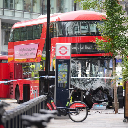 Συναγερμός στο Λονδίνο: Λεωφορείο έπεσε πάνω σε πεζούς - Αναφορές για πολλούς τραυματίες