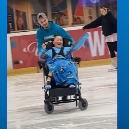 Συγκινητικό βίντεο: 10χρονος με εγκεφαλική παράλυση κάνει πατινάζ στον πάγο