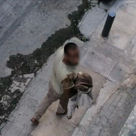 Συναγερμός στην Αθήνα: Άνδρας κυκλοφορεί ξυπόλητος και παρενοχλεί γυναίκες - «Εισβάλλει» σε καταστήματα Συναγερμός στην Αθήνα: Άνδρας κυκλοφορεί ξυπόλητος και παρενοχλεί γυναίκες - «Εισβάλλει» σε καταστήματα