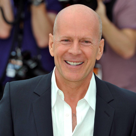 Bruce Willis: Σπάνια εμφάνιση στο Λος Άντζελες - Περπατούσε κρατώντας το χέρι του φροντιστή του