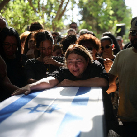 Ισραήλ: Κηδεύτηκαν δυο όμηροι που εντοπίστηκαν νεκροί στη Γάζα - Ξεχειλίζει η οργή από συγγενείς