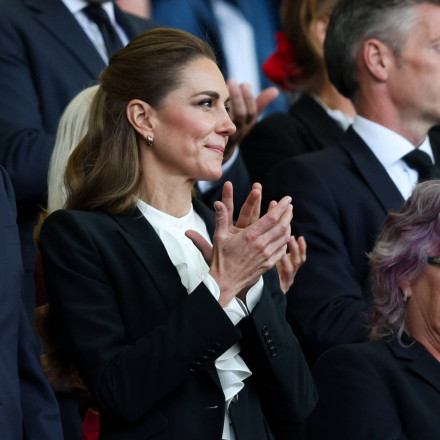 Η πριγκίπισσα Κέιτ στο μνημόσυνο της βασίλισσας Ελισάβετ - Έφτασε στο Ηνωμένο Βασίλειο ο Χάρι