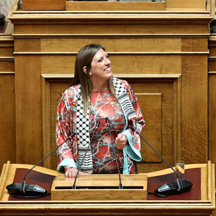 Στη Βουλή παιδιά από τη Γάζα - Με την παλαιστινιακή μαντίλα ξανά η Ζωή Κωνσταντοπούλου