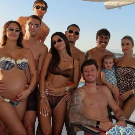 Στην Αίγινα οι παίκτες του Ολυμπιακού με τις «καυτές» συντρόφους τους