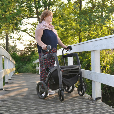 Ένα «κράνος» για το Πάρκινσον: Συσκευή υπερήχων υπόσχεται νέα μη επεμβατική θεραπεία στην ασθένεια