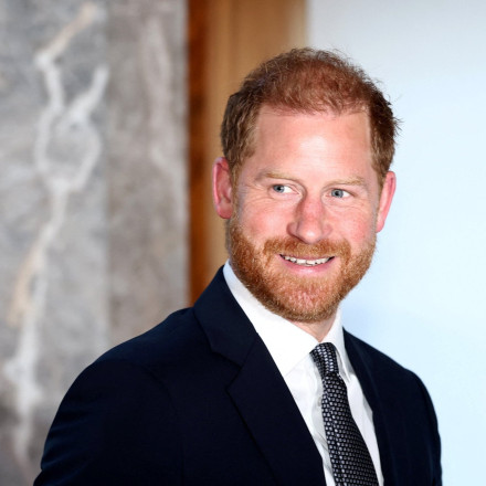 Ο πρίγκιπας Χάρι προσκύνησε στον τάφο της Ελισάβετ - Επιστρέφει στο Λονδίνο ο βασιλιάς Κάρολος