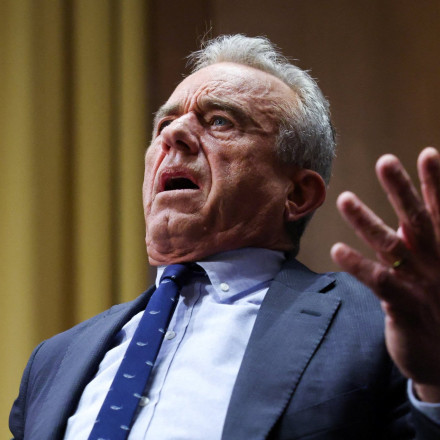 Ο Κένεντι παραδέχεται τώρα ότι τα εμβόλια «έσωσαν αρκετές ζωές» - Η σκληρή ακρόαση στο Κογκρέσο