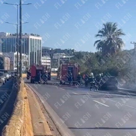 Βίντεο από το όχημα που πήρε φωτιά στην Κηφισίας, στο ύψος της Καποδιστρίου