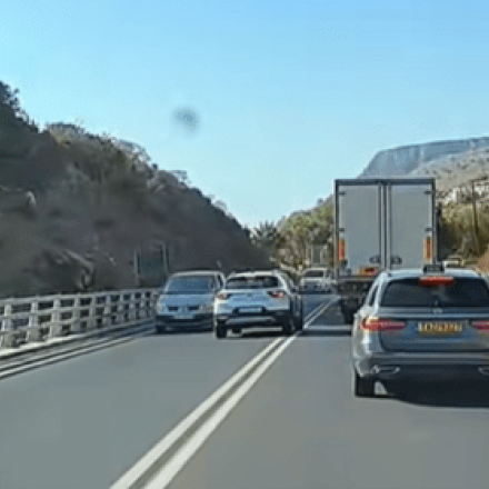 Καρέ καρέ «τρελή» προσπέραση ΙΧ στη γέφυρα του ΒΟΑΚ - Αποφεύχθηκε μετωπική στο... δευτερόλεπτο