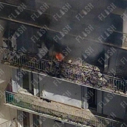 Φωτιά τώρα σε διαμέρισμα στα Πατήσια: Δεν χωρούν να περάσουν τα οχήματα της Πυροσβεστικής