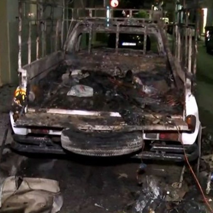 Αναστάτωση στον Πειραιά: Τρία οχήματα έπιασαν φωτιά σε μικρή απόσταση μεταξύ τους