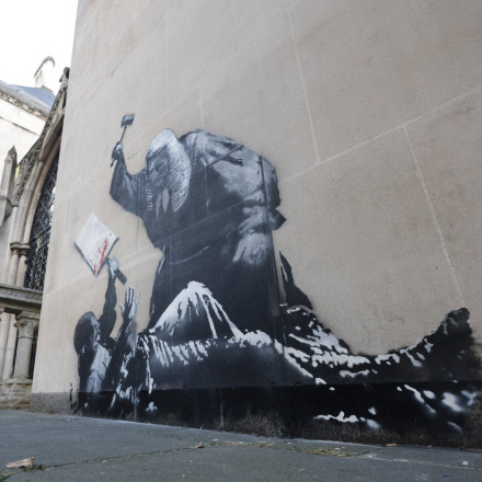 Λονδίνο: «Εξαφάνισαν» το νέο έργο του Banksy - Γιατί κινδυνεύει να αποκαλυφθεί η ταυτότητά του