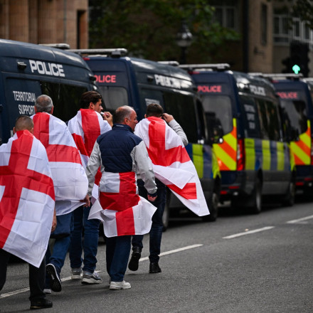 «Φρούριο» το Λονδίνο: 1.600 αστυνομικοί στους δρόμους για τις αντίπαλες πορείες ακροδεξιών και αντιρατσιστών