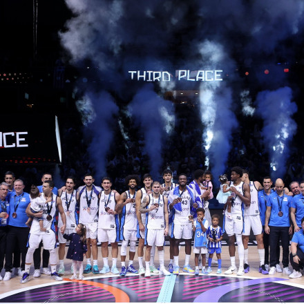FIBA: «Ανάπνευσε, Ελλάδα» – Η συγκινητική αποθέωση για την επιστροφή στο βάθρο