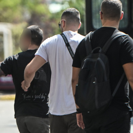 Αναβλήθηκε η δίκη για τον γιο έντεχνου τραγουδιστή που κουτούλησε αστυνομικό